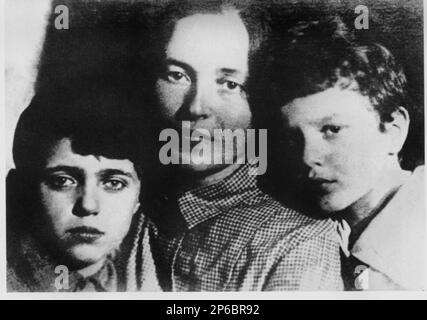 1930's, ITALIE : GIULIA SCHUCHT , femme russe de l'intellectuel communiste italien ANTONIO GRAMSCI ( 1891 - 1937 ) , avec les fils DELIO et GIULIANO - POLITICIEN - POLITIQUE - POLICO - POLITICA - COMUNISMO - COMUNISTA - madre e figli - mères et fils -- Archivio GBB Banque D'Images