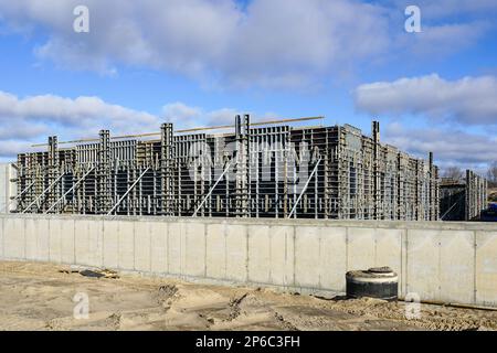 Site de construction d'un énorme réservoir pour le terminal d