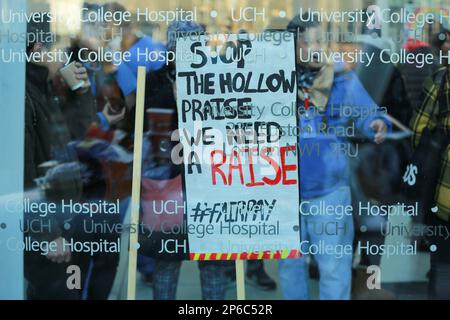 Londres, Royaume-Uni. 19 janvier 2023. Infirmières à la ligne de piquetage à l'extérieur du University College Hospital de Londres le deuxième jour de grève. © Waldemar Sikora Banque D'Images