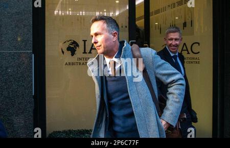 Londres, Angleterre, Royaume-Uni. 7th mars 2023. MICHAEL VAUGHAN quitte l'audience du Groupe spécial du CDC au Centre international d'arbitrage le dernier jour de l'audience publique sur l'affaire du racisme dans le Yorkshire. (Credit image: © Tayfun Salci/ZUMA Press Wire) USAGE ÉDITORIAL SEULEMENT! Non destiné À un usage commercial ! Banque D'Images