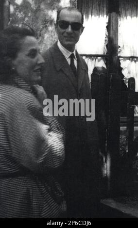 1950 environ Cortina d' Ampezzo , ITALIE : IDA BORLETTI dell'Acqua ( née à Milan en 1910 ) avec un ami proche INDRO MONTANELLI , célèbre journaliste et écrivain italien . IDA était la riche fille du sénateur Senatore Borletti conte di Arosio ( 1880 - 1939 ) fondateur de RINASCENTE ( 1917 ) et propriétaire de SNIA VISCOSA . IDA a été un collectionneur d'arts célèbre , et la Scala financiers , marié avec Ingenier Lucio POZZI en 1932 . En 1956 épousa le sculpteur anglais et espion Michael Noble . - INDUSTRIE - INDUSTRIE - SIGNORE DI MILANO - VIP - COLLEZIONISTA D'ARTE - RITRATTO - ITALIE - ITALIA - PORT Banque D'Images