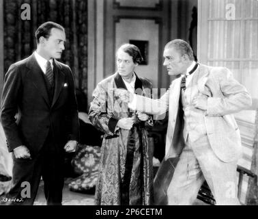 1927 , USA : l'acteur LON CHANEY Senior ( 1883 - 1930 ) avec CONRAD NAGEL ( 1897 - 1970 ) et Henry B. Walthall ( 1878 - 1936 ) à LONDRES APRÈS MINUIT ( il fantasma del castello ) par TOD BROWNING , De l'histoire ' l'hypnotist ' par Tod Browning . - CINÉMA MUTO - FILM SILENCIEUX - tueur - horreur - cravate - Cravatta --- Archivio GBB Banque D'Images