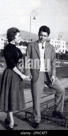 1954 CA , Genova , ITALIE : le célèbre acteur et réalisateur italien PAOLO VILLAGGIO ( 1932 - 2017 ) avec la future femme MAURA ALBITES pendant l'engagement . Du couple naît deux fils: Elisabetta ( en 1959 ) et Pierfrancesco ( en 1962 ). - Portrait - ritratto - - personalità da giovane - personnalité personnalités célébrités célébrités quand était jeune homme - fidanzati - futura moglie - ACTEUR DE CINÉMA - TÉLÉVISION - TELEVISIONE - REGISTA CINEMATOGRAFICO - ATTORE COMICO - COMÉDIEN - SCRITTORE - ÉCRIVAIN ---- ARCHIVIO GBB Banque D'Images