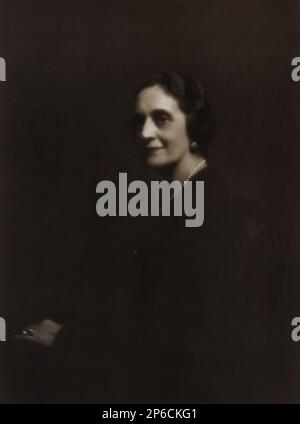 1930 CA, MILAN , ITALIE : la Dukesse italienne Donna Carla ERBA ( 1879 - 1939 ), épouse du duc GIUSEPPE VISCONTI di MODRONE ( Duca di Grazzano Visconti , 1879 - 1941 ) , parents du célèbre réalisateur et réalisateur de théâtre Comte LUCHINO VISCONTI ( 1906 - 1976 ). . Portrait par Emilio Sommariva - foto storiche - foto storica - Duke - Duchessa - portrait - ritratto - nobiltà italiana - noblesse - nobili italiani - nobile - BELLE EPOQUE - ITALIE - ITALIA - collana di perle - perla - collier de perles - bijoux - bijoux - Bijoux - gioielli - gioiello --- Archivio GBB Banque D'Images