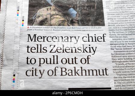 "Le chef du mercenaire dit à Zelenskiy de se retirer du journal du Guardian de Bakhmut" Russie Ukraine article de guerre coupures 4 mars 2023 Londres Royaume-Uni Banque D'Images