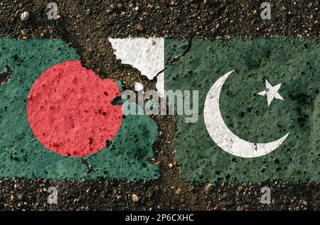 Sur la chaussée, il y a des images des drapeaux du Bangladesh et du Pakistan, comme une confrontation entre les deux pays. Image conceptuelle. Banque D'Images