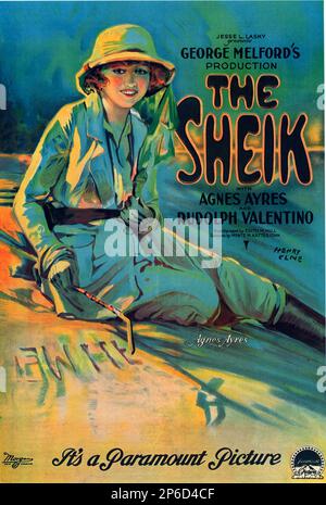1921 , USA : le film silencieux THE SHEIK ( Lo Sceicco ) de George Melford , Avec RUDOLPH VALENTINO et AGNES AYRES - FILM - CINÉMA MUTO - attore camografico - DIVO - AMANT LATIN - RODOLFO - GRANDE AMATORE - ANNI '20 - 20's - affiche pubbliciario - affiche - publicité - locandina - Rodolfo - grand amant --- Archivio GBB Banque D'Images