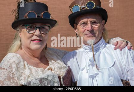 Portrait d'un couple steampunk d'âge moyen. L'homme a une tresse de barbe. Banque D'Images