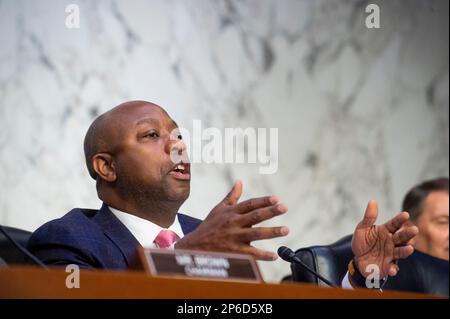 Washington, États-Unis d'Amérique. 07th mars 2023. Le sénateur américain Tim Scott (républicain de la Caroline du Sud), président du Comité sénatorial américain des banques, du logement et des affaires urbaines questions Jerome H. Powell, président du Conseil des gouverneurs de la Réserve fédérale, lors d'un comité sénatorial des banques, du logement, Et lors de l'audience des Affaires urbaines pour examiner le rapport semestriel sur la politique monétaire au Congrès, dans l'immeuble Hart du Sénat à Washington, DC, mardi, 7 mars 2023. Crédit: Rod Lamkey/CNP/Sipa USA crédit: SIPA USA/Alay Live News Banque D'Images