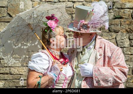 Portrait d'un élégant couple steampunk d'âge moyen embrassant. Banque D'Images