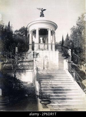 1900 environ , Ile de Corfou , GRÈCE : le palais de l' ACHILLEION , nommé en l'honneur du héros mytologique Achilles , maison de vacances de l'impératrice autrichienne Elisabeth de HABSBOURG ( SISSI von Wittelsbach , 1937 - 1898 ) . Dans cette photo le poète HEINE monument temple . Photo de G. Borri & Figlio , Corfù . - ABSBURG - ASBURG - ASBURGO - NOBLESSE - NOBILI - Nobiltà - REALI - HASBURG - ROYALTIES - ELISABETTA DI BAVIERA - Corfù - CORFOU - GRECIA - GRÈCE - giardino - jardin - villeggiatura - Palazzo - mausoleo - ACHILLE - MEDITERRANEO - MEDITANO - GÉOGRAPHIE - GEITERIENEALE - GEF - GEIENEFIEE ---- Archivio GBB Banque D'Images