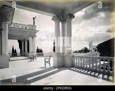 1900 environ , Ile de Corfou , GRÈCE : le palais de l' ACHILLEION , nommé en l'honneur du héros mytologique Achilles , maison de vacances de l'impératrice autrichienne Elisabeth de HABSBOURG ( SISSI von Wittelsbach , 1937 - 1898 ) . Photo de G. Borri & Figlio , Corfù . - ABSBURG - ASBURG - ASBURGO - NOBLESSE - NOBILI - NOBILTA' - REALI - HASBURG - ROYALTIES - ELISABETTA DI BAVIERA - CORFÙ - CORFU' - GRECIA - GRÈCE - GIARDINO - JARDIN - VILLEGGIATURA - PALAZZO - MAUSOLEO - ACHILLE - MEDITERRANEO - MEDITANO - GÉOGRAPHIE - MEDITANE - GEF - GEITERIENEFIAAN - GEF ---- Archivio GBB Banque D'Images