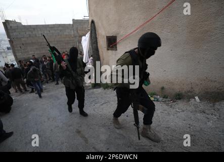 Djénine, Territoires palestiniens. 07th mars 2023. Les militants palestiniens détiennent des armes lors d'affrontements avec les forces armées israéliennes au cours d'une opération militaire israélienne dans la ville de Djénine et son camp de réfugiés. Selon le Ministère palestinien de la santé, 6 personnes ont été tuées. Credit: Ayman Nobani/dpa/Alay Live News Banque D'Images