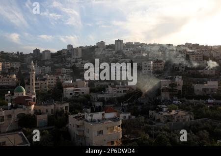 Djénine, Territoires palestiniens. 07th mars 2023. Les Palestiniens s'opposent aux forces armées israéliennes lors d'une opération militaire israélienne dans la ville de Djénine et dans son camp de réfugiés. Selon le Ministère palestinien de la santé, 6 personnes ont été tuées. Credit: Ayman Nobani/dpa/Alay Live News Banque D'Images