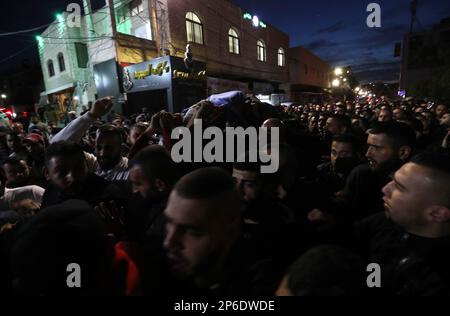 Djénine, Territoires palestiniens. 07th mars 2023. Les Palestiniens portent le corps d'une personne tuée lors d'affrontements avec les forces armées israéliennes au cours d'une opération militaire israélienne dans la ville de Djénine et son camp de réfugiés. Selon le Ministère palestinien de la santé, 6 personnes ont été tuées. Credit: Ayman Nobani/dpa/Alay Live News Banque D'Images
