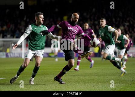 Le Macaulay Gilleschey de Plymouth Argyle (à gauche) et le David McGoldrick du comté de Derby se battent pour le ballon lors du match de la Sky Bet League One à Home Park, Plymouth. Date de la photo: Mardi 7 mars 2023. Banque D'Images