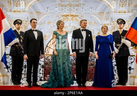 BRATISLAVA - le roi Willem-Alexander et la reine Maxima avec le président Zuzana Caputova (R) et son mari Juraj Rizman (L) lors du banquet d'État le premier jour de la visite d'État de trois jours en Slovaquie. ANP REMKO DE WAAL pays-bas hors - belgique hors Banque D'Images