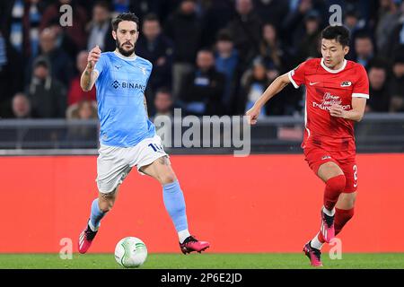 07-03-2023: Sport: Lazio vs AZ ROME, ITALIE - MARS 7: Luis Alberto (SS Lazio) et Yukinari Sugawara (AZ Alkmaar) pendant le match SS Lazio vs AZ Alkm Banque D'Images