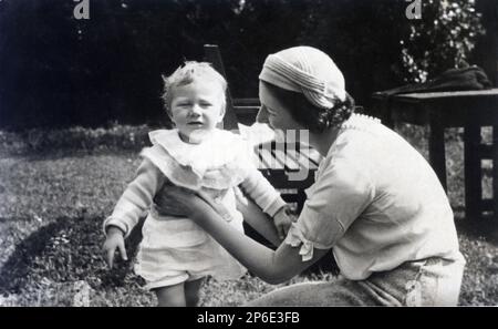 1935 , Suède : le futur Roi futur Roi des Belges ALBERT II ( né le 6 juin 1934 ) Prince de Liège , marié en 1959 à Paola Ruffo di Calabria ( né le 11 septembre 1937 ) avec sa mère , la Reine ASTRID de BELGIQUE ( Née princesse de Suède , 1905 - morte dans une épave de voiture près de Kusnacht , Suisse 29 août 1935 ), mariée au roi LÉOPOLD III de Belges SAX COBURG GOTHA ( 1901 - 1983 ). - Maison du BRABANT - BRABANTE - ALBERTO - royalties - nobili - nobiltà - principe reale - BELGIO - portrait - ritratto - enfant - enfants - infante - Bambino --- Archivio GBB Banque D'Images