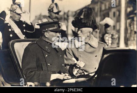 1925 CA , Stockholm , Suède : le roi des Belges ALBERT I (1875 - 1934 ) Duc de SAX COBURG GOTHA rencontre le roi de Suède GUSTAF V ( Gustav , 1858 - 1950 ) Bernadotte . Le fils du roi de belges futur roi Léopold III ( 1901 - 1983 ) épousa en 1926 la petite-fille du roi de Suède Astrid ( 1905 - 1935 ) - Maison du BRABANT - BRABANTE - ALBERTO - royalties - nobili - nobiltà - BELGIO - portrait - ritratto - uniforme militaire divisa militare --- Archivio GBB Banque D'Images