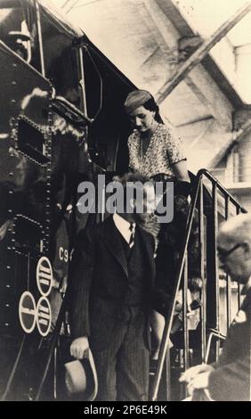 1935 , mai , Bruxelles , Belgique : La Reine ASTRID de BELGIQUE ( née princesse de Suède , 1905 - morte dans une épave de voiture près de Kussnacht , Suisse 29 août 1935 ) et le groupe de personnes du roi LÉOPOLD III de Belges SAX COBURG GOTHA ( 1901 - 1983 ) à l'inauguration de l'exposition de Bruxelles . Astrid était la mère de deux rois : le Roi des Belges ALBERT II ( né le 6 juin 1934 ) Prince de Liège , marié en 1959 avec Paola Ruffo di Calabria ( né le 11 septembre 1937 ) et le Roi BAUDOUIN ( 1930 - 1993 ), Roi de 1951 à 1993 et marié avec Fabiola de Mora y aragon en 1960 .- Maison de BR Banque D'Images