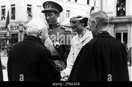 1935 , mai , Anvers , Belgique : La Reine ASTRID de BELGIQUE ( née princesse de Suède , Stockholm le 17 novembre 1905 - morte dans une épave de voiture près de Kussnacht , Suisse le 29 août 1935 ) et le groupe de personnes du roi LÉOPOLD III de Belges SAX COBURG GOTHA ( 1901 - 1983 ) . Astrid était la mère de deux rois : le Roi des Belges ALBERT II ( né le 6 juin 1934 ) Prince de Liège , marié en 1959 avec Paolo Ruffo di Calabria ( né le 11 septembre 1937 ) et le Roi BAUDOUIN ( 1930 - 1993 ), Roi de 1951 à 1993 et marié avec Fabiola de Mora y aragon en 1960 . - Maison du BRABANT - BRABANTE - roya Banque D'Images