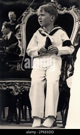 1936 , 7 mai , Bruxelles , Belgique : le futur roi BAUDOUIN ( 1930 - 1993 ) , fils du roi LÉOPOLD III des Belges SAX COBURG GOTHA ( 1901 - 1983 ) et de la reine ASTRID . - Maison du BRABANT - BRABANTE - BALDOVINO - royalties - nobili - nobiltà - principe reale - BELGIO - portrait - ritratto - marinaretto - vestito alla marinara - voile robe - enfant - enfants - infante - bambino - fratelli - frères --- Archivio GBB Banque D'Images
