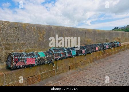 Pots de homard en ligne, sur la jetée de Smeaton, St Ives, Cornouailles, Royaume-Uni Banque D'Images