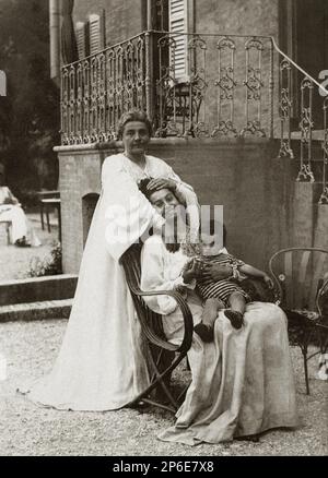 1905 CA, ITALIE : la célèbre ELEONORA DUSE ( 1858 - 1924 ) avec son fille ENRICHETTA ( mariée MENDELSSOHN ) et la petite-fille ANGELICA . DUSE sont la plus célèbre actrice dramatique italienne dans le monde , Célèbre amant du poète italien GABRIELE d'ANNUNZIO - TEATRO - THEATRE - THEATRE - ATTRICE - portrait - ritratto - DIVA - DIVINA - attrice teatrale - d' Annunzio - Dannunzio - famille - famiglia - madre e figlia - nonna e nicote --- Archivio GBB Banque D'Images