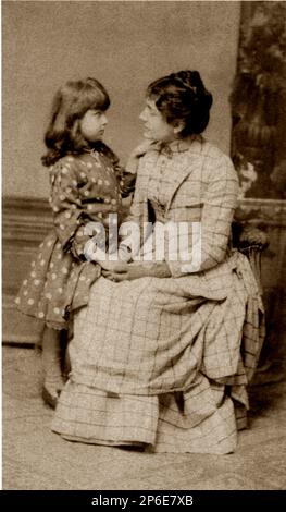 1885 CA, ITALIE : la célèbre ELEONORA DUSE ( 1858 - 1924 ) avec son fille ENRICHETTA ( mariée MENDELSSOHN ). DUSE sont la plus célèbre actrice dramatique italienne dans le monde , Célèbre amant du poète italien GABRIELE d'ANNUNZIO - TEATRO - THEATRE - THEATRE - ATTRICE - portrait - ritratto - DIVA - DIVINA - attrice teatrale - d' Annunzio - Dannunzio - Family - famiglia - madre e figlia ---- Archivio GBB Banque D'Images