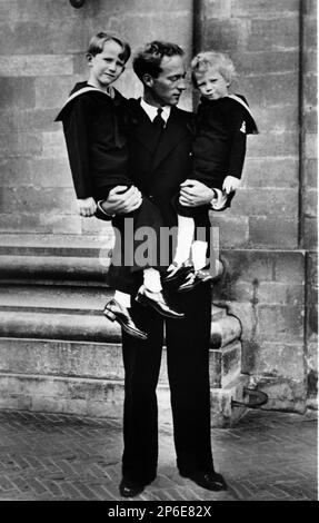 1936 , juillet , Bruxelles , Belgique : Le futur Roi BAUDOUIN ( 1930 - 1993 ) et son frère futur Roi des Belges ALBERT II ( né le 6 juin 1934 ) Prince de Liège , marié en 1959 avec Paola Ruffo di Calabria ( né le 11 septembre 1937 ) . Dans cette photo avec son père, le roi LÉOPOLD III des Belges, SAX COBURG GOTHA ( 1901 - 1983 ). - Maison de BRABANT - BRABANTE - ALBERTO - LEOPOLDO - BALDOVINO - royalties - nobili - nobiltà - principe reale - BELGIO - portrait - ritratto - marinaretto - vestito alla marinara - voile robe - enfant - enfants - infante - bambino - fratelli - frères - PAD Banque D'Images