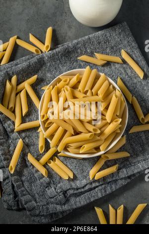 Pâtes Mostaccioli Penne Lisce crues sèches dans un bol Banque D'Images