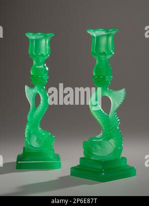 Fabricant inconnu, paire de chandeliers, 1920s, verre vert jade. Banque D'Images