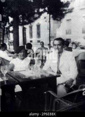 1936, Madrid, ESPAGNE : le poète espagnol FEDERICO GARCIA LORCA ( 1898 - 1936 ) avec MANUELA ARNICHES . C'est une des dernières photos avant sa mort . - POETA - POÉSIE - POÉSIE - LETTERATURA - LITTÉRATURE - letterato - GAY - homosexuel - Homosexualité - Omosessualità - LGBT - Omosessuale - portrait - ritratto - café' - caffe' ---- Archivio GBB Banque D'Images