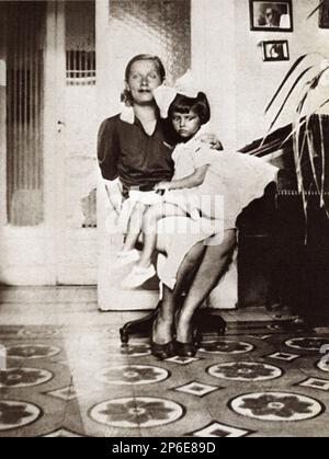 1937 CA , Pozzuoli , Naples , ITALIE : L'actrice Sophia LOREN ( née Sofia Scicolone , Roma 1934 ) quand était un enfant avec la mère ROMILDA VILLANI - CINÉMA - personalità da giovani giovane - bambino bambina - personnalités quand était jeune enfant bébé --- Archivio GBB Banque D'Images