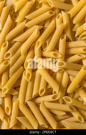 Pâtes Mostaccioli Penne Lisce crues sèches dans un bol Banque D'Images