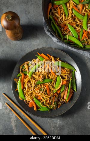 Salées asiatiques maison Ramen Noodle Stir Fry avec légumes Banque D'Images
