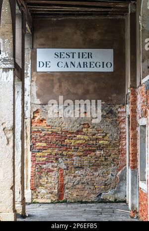 Venise, Italie - 21 février 2023: Tourné dans les rues de Venise; Sestier de Canaregio. Briques exposées sur le mur. Banque D'Images