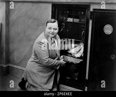 1923 ca : l'acteur de bande dessinée silencieux Roscoe ' Fatty ' Arbuckle ( 24 mars 1887 Smith Centre, Kansas, Etats-Unis - 29 juin 1933 New York, New York, Etats-Unis. ) - CINÉMA - FILM - portrait - ritratto - attore - attrice - comico - tie - cravatta - col - colletto - papillo - sourire - sorriso - COMICO - COMICHE - cassaforte - argent - denaro - soldi - SÛR ---- Archivio GBB Banque D'Images