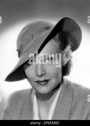 1936 : L'actrice Madeleine CARROLL ( 26 février 1906 West Bromwich, Angleterre, Royaume-Uni - 2 octobre 1987 Marbella, Espagne ) en AGENT SECRET ( Agente segreto ) par ALFRED HITCHCOCK , d'un roman de W. Somerset Maugham - CINÉMA - blonde - bionda - chapeau - cappello --- Archivio GBB Banque D'Images