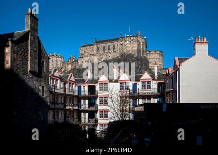 Château d'Edimbourg vu de West Port avec Portsburgh Square, ancien logement du conseil construit autour de 1900, en premier plan. Banque D'Images