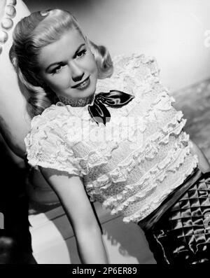 1949 CA : l'actrice et chanteuse DORIS DAY ( nom réel Doris Mary Ann Kappelhoff , née le 3 avril 1924 Cincinnati, Ohio, USA ) dans un film pubblicity STILL - FILM - FILM - atrice cimatografica - blonde - bionda - satin - raso --- Archivio GBB Banque D'Images