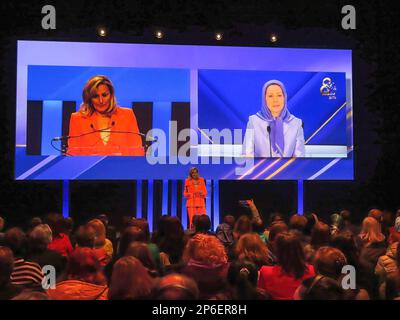 Kathleen Depoorter, membre du Parlement belge, fait l'éloge de Mme Rajavi comme un modèle de leadership féminin, soulignant comment elle permet aux femmes d'être des leaders politiques et de prendre en charge leur avenir. Des femmes de renom d'Europe et des États-Unis ont assisté à la conférence. L'accent a été mis sur le rôle de premier plan des femmes dans la révolution du peuple iranien et leur lutte contre le régime misogyne de l'Iran. L'orateur principal était Maryam Rajavi, présidente élue du Conseil national de la résistance de l'Iran. (Photo de Siavosh Hosseini/SOPA Images/Sipa USA) Banque D'Images