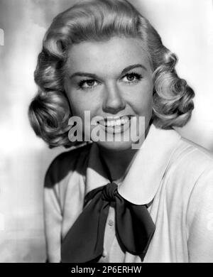 1949 ca : l'actrice et chanteuse DORIS DAY ( nom réel Doris Mary Ann Kappelhoff , née le 3 avril 1924 Cincinnati, Ohio, Etats-Unis ) dans un film pubblicity STILL - FILM - FILM - atrice cimatografica - blonde - bionda - sourire - sorriso - collier - colletto -- -- Archivio GBB Banque D'Images