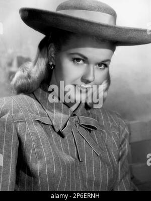 1949 ca : l'actrice et chanteuse DORIS DAY ( nom réel Doris Mary Ann Kappelhoff , née le 3 avril 1924 Cincinnati, Ohio, Etats-Unis ) Dans un film pubblicity toujours - FILM - FILM - atrice cimatografica - blonde - bionda - cappello - chapeau - orecchino - orecchini - perla - perle - perles - bijoux - gioiello - gioieli - bijoux --- Archivio GBB Banque D'Images