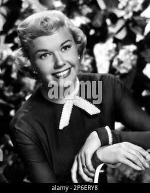 1952 ca : l'actrice et chanteuse DORIS DAY ( nom réel Doris Mary Ann Kappelhoff , née le 3 avril 1924 Cincinnati, Ohio, Etats-Unis ) Dans un film pubblicity toujours - FILM - FILM - atrice cimatografica - blonde - bionda - cappello - chapeau - orecchino - orecchini - perla - perle - perles - bijoux - gioiello - gioieli - bijoux - SOURIRE - SORRISO - anneau - anello --- Archivio GBB Banque D'Images