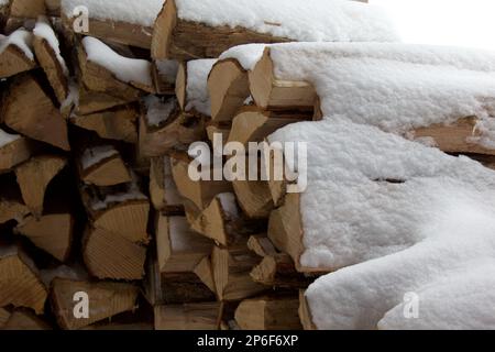 pile de bois de chauffage neigeux Banque D'Images