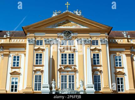 La façade historique de l'abbaye de Melk datant du 18th siècle avec une horloge dans la ville de Melk (Autriche). Banque D'Images