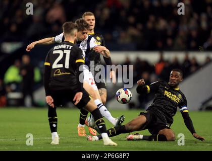 Adam Reach de West Bromwich Albion tire pendant le match du championnat Sky Bet aux Hawthorns, West Bromwich. Date de la photo: Mardi 7 mars 2023. Banque D'Images