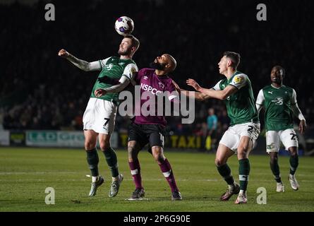 David McGoldrick (au centre) du comté de Derby lutte pour le ballon avec Matt Butcher (à gauche) de Plymouth Argyle et James Bolton pendant le match de la Sky Bet League One à Home Park, Plymouth. Date de la photo: Mardi 7 mars 2023. Banque D'Images